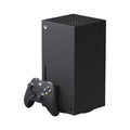Konsola Microsoft Xbox Series X 1 TB czarna – widok pod kątem z kontrolerem