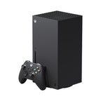 Konsola Microsoft Xbox Series X 1 TB czarna – widok pod kątem z kontrolerem